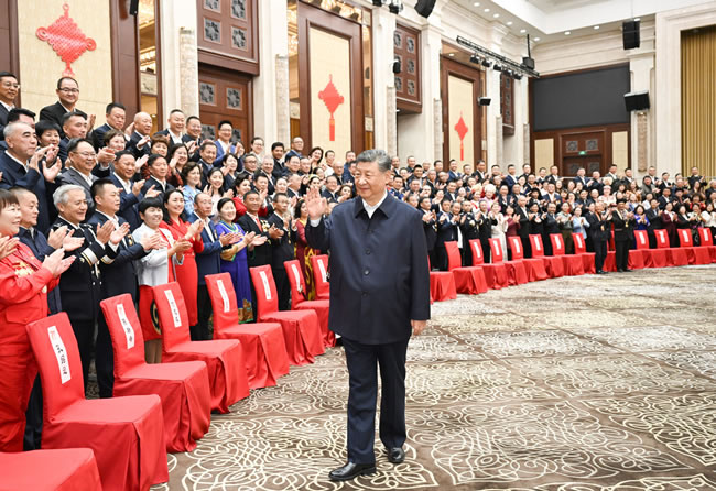 继西藏后 习近平赴新疆参加自治区成立70周年活动