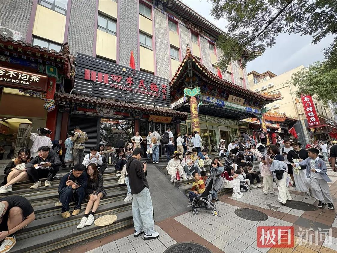 十一出游／游客疯北京烤鸭 等1000桌也甘愿