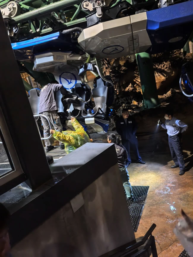 北京环球影城过山车「卡壳」 游客悬空淋雨半小时 只赔玩偶
