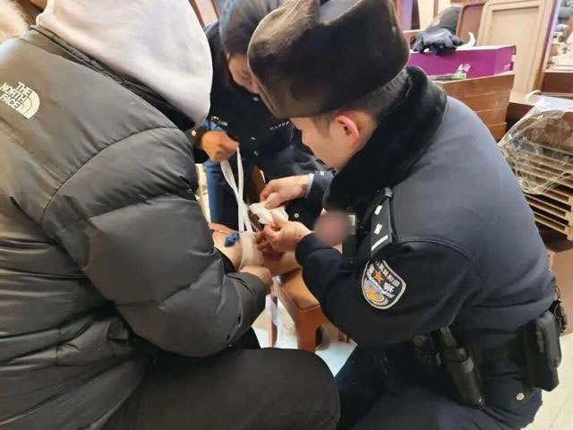 南方男到哈尔滨被冻到小腿喷血 巡逻警苦口婆心劝1句话