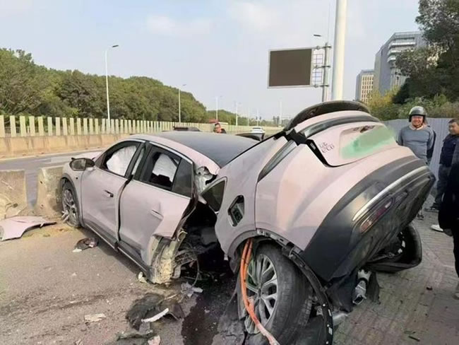 蔚来电动车失控「撞到对折」 2理由…网友喊车子合格