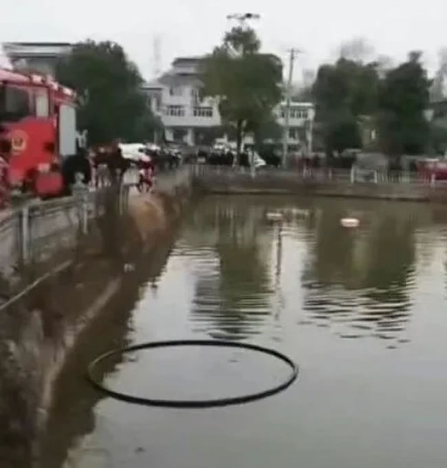 江西幼儿园车辆坠入池塘 园长、学童共8人丧生