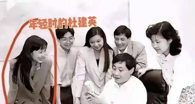 1张老照片曝当年情 年轻时的杜建英 热情地盯着宗庆后