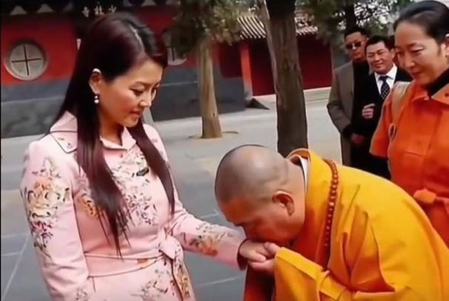 释永信亲吻李湘画面被扒出来 笑瞇（牛牛群）瞇还脸红