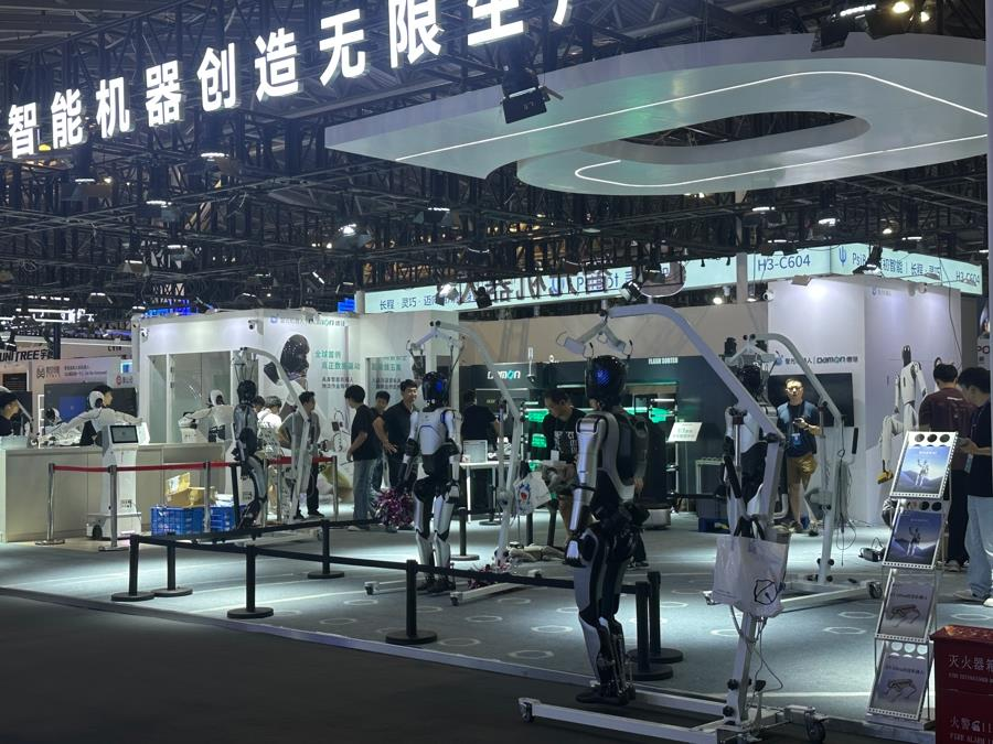 150款机器人集体亮相上海WAIC 秀十八般武艺