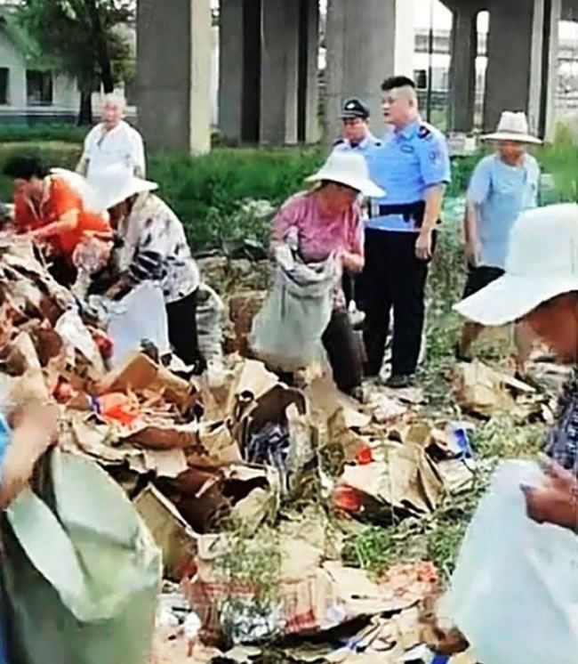 山东（牛牛群）货车侧翻 村民哄抢10吨冻肉 警喷辣椒水赶不走