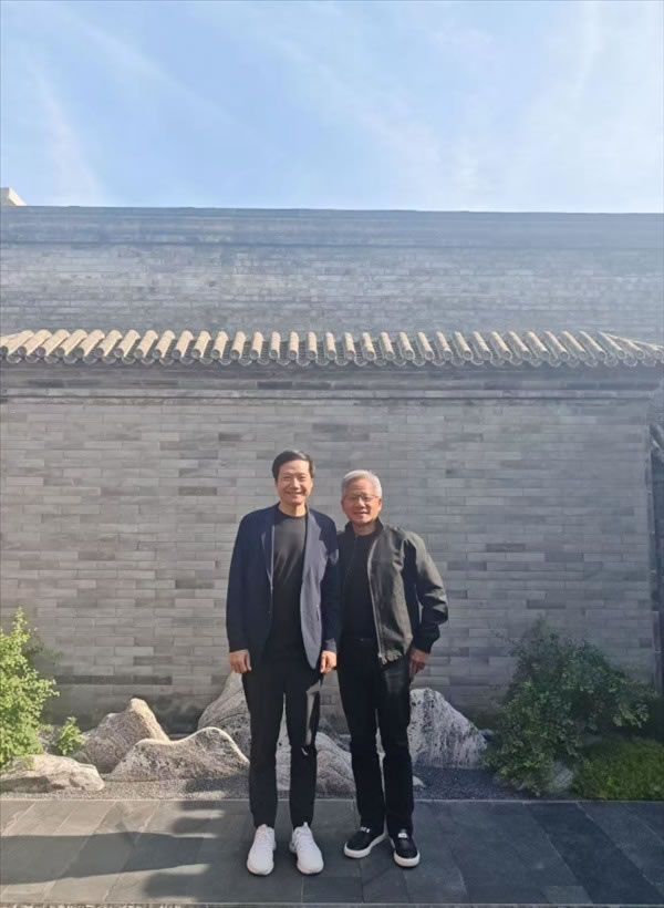 黄仁勋穿招牌黑色皮衣与雷军合影 网友：不热吗?