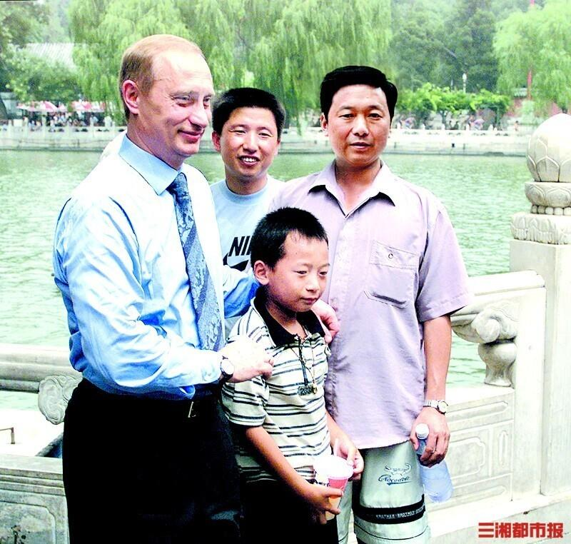 突然被抱被亲…25年前在北京和普亭合影的男孩找到了