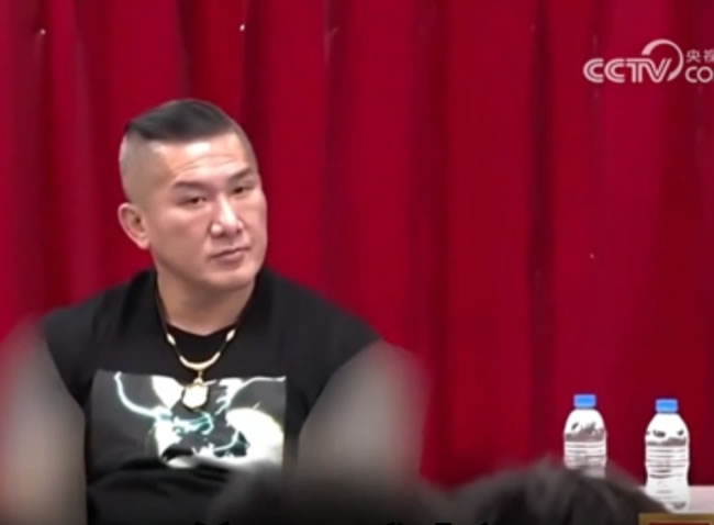 网红「馆长」登央视 双臂刺青变「隐形的翅膀」被笑爆