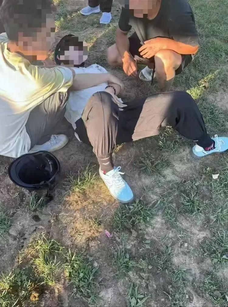 长白山游（麻将群）客被马踢中这部位、飞2米远 喊「当不了爸了」