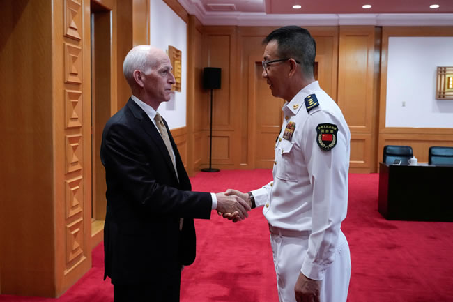 中国防长董军晤美众院代表团 盼改善两军关係