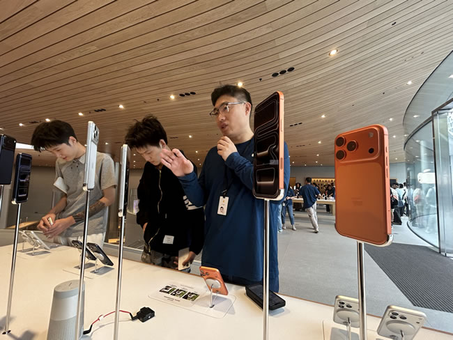 中国开卖iPhone 17 京沪凌晨上百人龙 黄牛加价1500抢购
