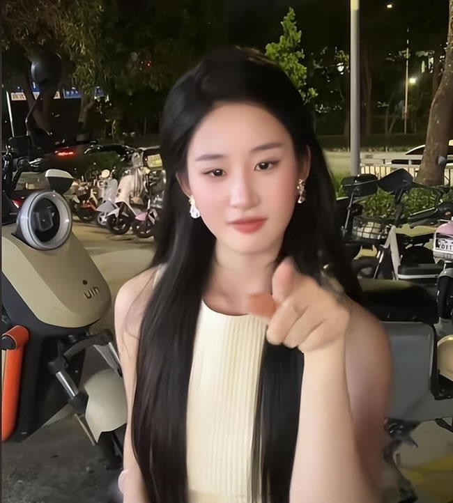 23岁女激似刘亦菲 发3短片涨粉20万 脖上痣同一位置？