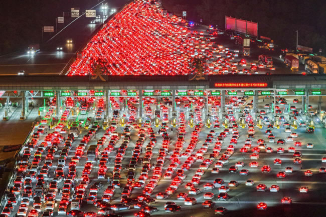 中国最大收费站迎十一返程客 24车道被挤成「星河」