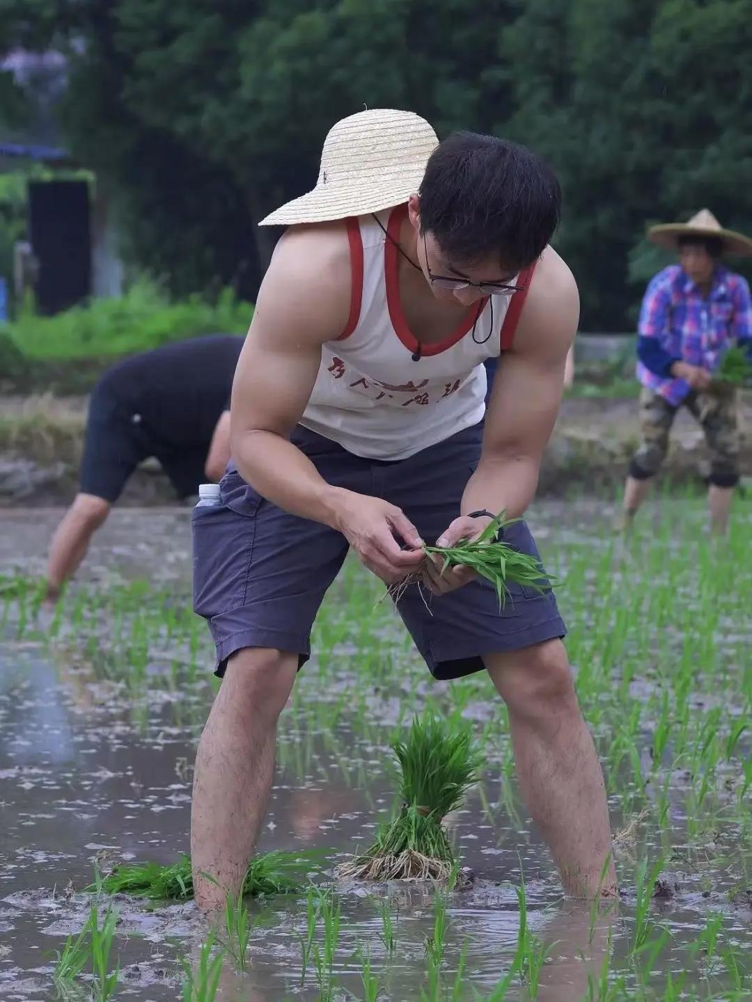 大秀二头肌、夹爆柿子 浙江95后「最帅（正规一元一分麻将群）村干部」爆火