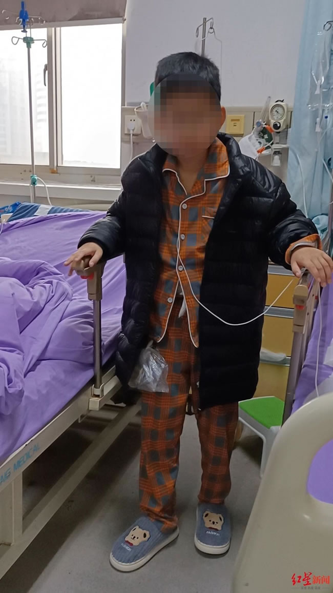 撞伤就医 10岁男孩开刀14(正规一元一分麻将群)小时切除6器官…母焦虑白了头