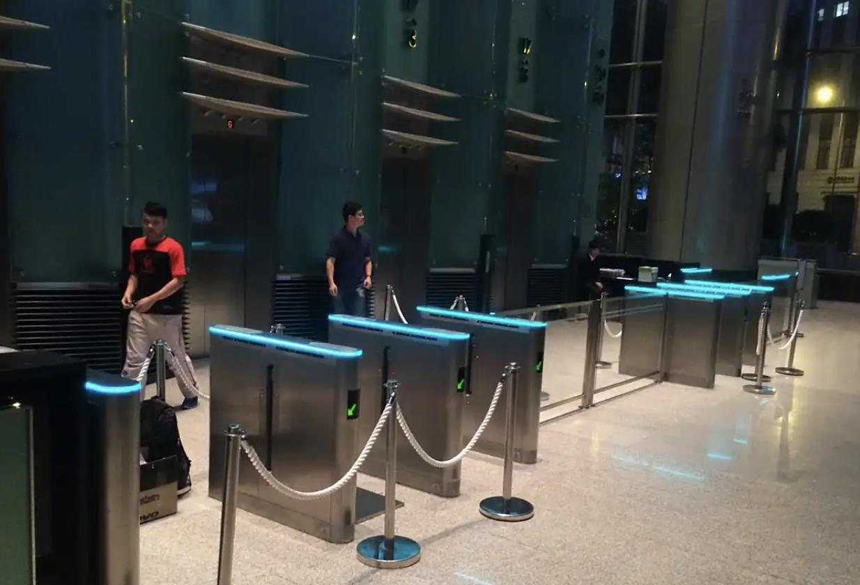 陆男「求见李嘉诚」被拒 向（一元一分红中麻将群）长江集团中心泼红漆、袭保全