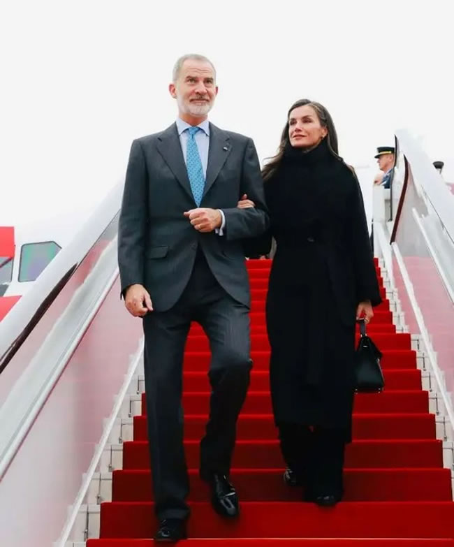 高颜值王室访中 西班牙王后气场（一元一分红中麻将群）炸裂 全身黑衣透露讯息