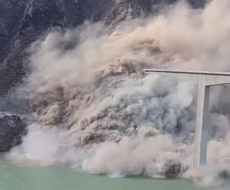 （正规一元一分麻将群）今年1月合龙...四川阿坝州「云中之桥」垮塌 官方否认与桥梁品质有关