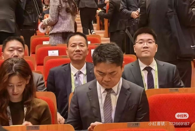 一张照片失了老公自信 刘强东上网「索赔」 引爆（一元一分红中麻将群）另类商机