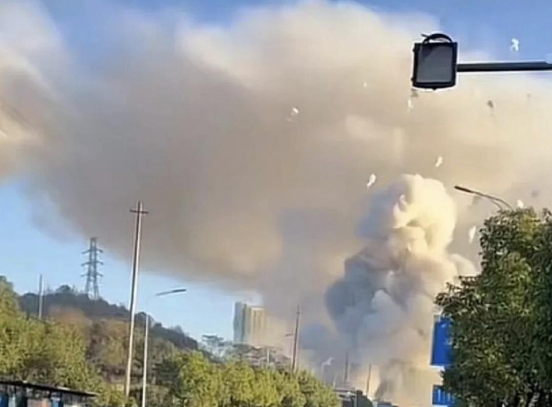 疑销售许可办理受阻 中国男子举报后饮除草剂、炸毁店家