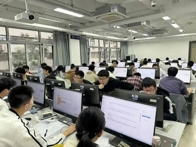 北大期中考 174名大二生与AI对决 结局让人意外…
