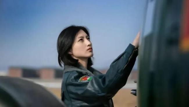 又美又飒的解放军女飞行员 00后郭万树通过毕业考核