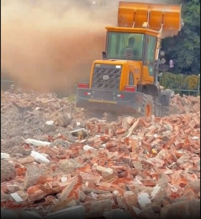 广州拆迁队用雾炮机吹垃圾 惊现人造沙尘暴